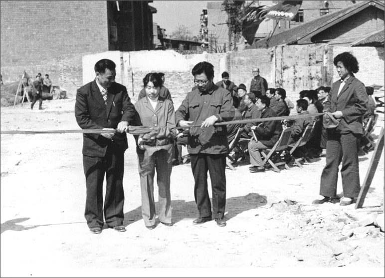 1986年，長虹彩電工程奠基，這樣的剪彩儀式，剪出了中國最大的彩電生產(chǎn)基地之一