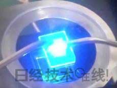   發(fā)光試驗中的LED元件?；宄叽纾?cm見方，元件尺寸：0.3mm見方，注入電流：約200mA，中心波長：450nm 