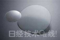 GaN晶圓。左為2英寸產(chǎn)品，右為4英寸產(chǎn)品