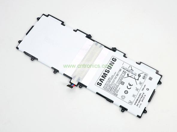取出電池前要把周圍的帶狀電纜先拔出來，這個比較容易。Galaxy Note 10.1的電池容量為7000mAh,3.7V，預(yù)計續(xù)航時間8小時左右，重約136克，占據(jù)了整體重量的23%。不過為了減少機身厚度，電池做得很薄。