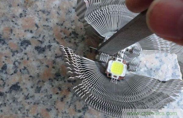 變廢為寶！風(fēng)扇散熱器變身山寨LED燈