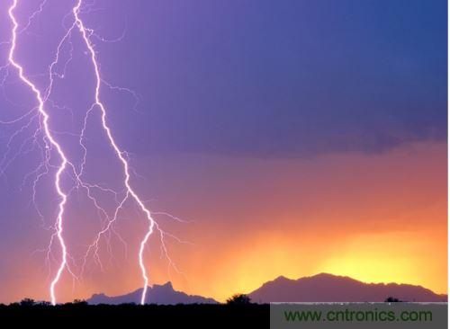 【導(dǎo)讀】處于空間變化的強(qiáng)電磁場中的物體，由于電磁感應(yīng)，在其內(nèi)部就會(huì)產(chǎn)生很高的感應(yīng)電動(dòng)勢，很容易造成意外?，F(xiàn)在家用電器的也采取了各種相應(yīng)的防護(hù)措施，特別是雷電的防護(hù)，不要以為在家里的電器就不怕雷電哦，“家里”也不安全的，所以雷天下電器防雷常識(shí)還是不可少的。  家用電器的防護(hù)，除了避免人為損壞外，諸多不可抗力因素所帶來的損壞也要采取相應(yīng)的防護(hù)措施，特別是雷電的防護(hù)。雷電流在50～100微秒的時(shí)間內(nèi)，從０變化到幾萬安，再由幾萬安變化到０，在其周圍空間會(huì)產(chǎn)生瞬變的強(qiáng)電磁場。處于空間變化的強(qiáng)電磁場中的物體，由于電磁感應(yīng)，在其內(nèi)部就會(huì)產(chǎn)生很高的感應(yīng)電動(dòng)勢。以前，由于它的成災(zāi)概率極小，沒有引起人們的注意，但隨著微電子技術(shù)的重大進(jìn)展，超大規(guī)模集成電路誕生，它的能耗小、靈敏度極高等特點(diǎn)，使得其容易被損壞。          在建筑物內(nèi)，大量布設(shè)著各種導(dǎo)體線路。當(dāng)建筑物遭受雷擊或其周圍發(fā)生雷擊時(shí)，雷電流將在建筑物內(nèi)部空間產(chǎn)生瞬態(tài)磁場脈沖，這種磁場脈沖干擾上述回路后，將在回路中感應(yīng)出瞬態(tài)過電壓，危及這些回路相連的設(shè)備。雖然建筑物做好了防雷措施，但建筑物不可避免的會(huì)出現(xiàn)露洞。比如大面積的門窗可以讓電磁波入侵來去自由，輸電線路引雷入室等等。甚至有些電器還是露天使用的，因此應(yīng)做好電器防雷。 6   電力系統(tǒng)因其裸露而置于高空，是最易遭受雷擊的。20世紀(jì)初，在電力系統(tǒng)應(yīng)用到輸電線中上時(shí)創(chuàng)造了避雷線，即接閃器是一根或兩根架設(shè)在輸電線上方的接地鋼線，也就是前面所稱的“避雷線”。由于它簡單有效，所以在房屋建筑上也推廣了這種形式的接閃器，將它安裝在房屋上容易發(fā)生雷擊的地方，起到避雷的作用?，F(xiàn)在許供電線路采用地下電纜，對(duì)防雷有了很大的幫助。但高壓運(yùn)輸還是必須架空明線，因此，必須使用避雷線。          人們通常用過壓保護(hù)器來保護(hù)電器。其防雷原理是：這種保護(hù)器有兩個(gè)端口，電器電源火線與零線分別各接保護(hù)器的一個(gè)端口，每個(gè)保護(hù)器另一端再接地，通過間隙擊穿達(dá)到對(duì)地放電的目的。在正常工作電壓下，避雷器間隙不會(huì)被擊穿，當(dāng)過電壓沿導(dǎo)線傳過來危及被保護(hù)設(shè)備的過電壓時(shí)，避雷器間隙很快被擊穿，對(duì)地放電，使大量的電荷都泄入到大地，從而限制了被保護(hù)設(shè)備的輸入電壓，起到了保護(hù)設(shè)備的作用。過電壓過去以后，間隙能迅速恢復(fù)，使電器正常工作。一些高檔的電器自帶保護(hù)器，但是還有許多的電器沒有這一裝置。因此，應(yīng)在入戶電線接上保護(hù)器。在雷暴天氣時(shí)，如果沒有特別的用電要求，最好將入戶總閘關(guān)閉。          微電子技術(shù)的發(fā)展，用電器大量使用集成電路。雷電發(fā)生時(shí)的電磁效應(yīng)是集成電路的克星。而現(xiàn)在使用集成電路最多的莫過于計(jì)算機(jī)了，為了防止電磁感應(yīng)對(duì)其的破壞，計(jì)算機(jī)的主機(jī)外殼一般由金屬制成。利用金屬的靜電屏蔽和對(duì)電磁波的趨膚效應(yīng)，對(duì)防止感應(yīng)雷有很好的效果。