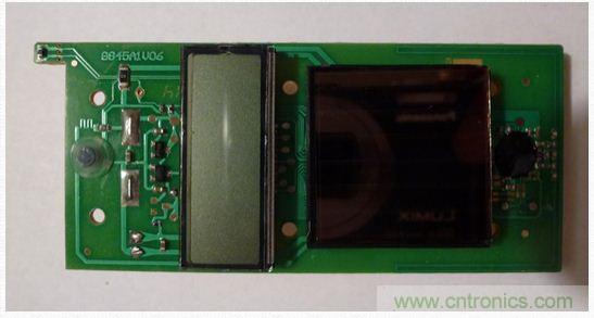 圖5：移開(kāi)電池后的PCB另一面。