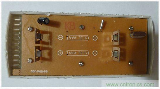 圖4：移開(kāi)電池后的PCB同一面。