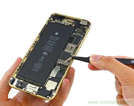 與iPhone 5S相比，電池尺寸更大，電池效率提高了16%。整部手機看起來就像一件藝術(shù)品，但看不到太多的內(nèi)部構(gòu)造。（來源：iFixit）