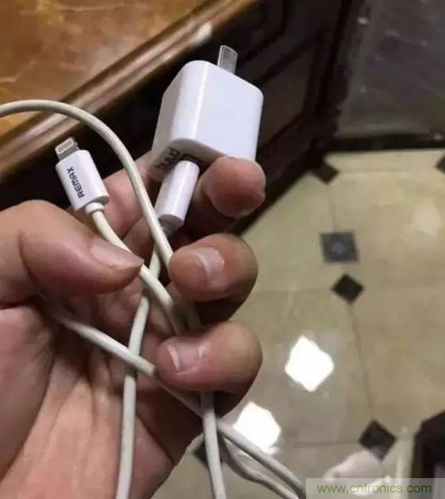 拆了個(gè)電容之后，我的iPhone也會(huì)自動(dòng)訂房了