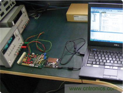 ADuC7026提供可編程電壓，用于評估多電源系統(tǒng)