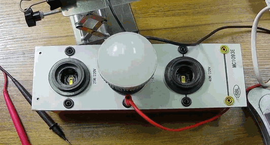 電燈泡內(nèi)通有交流電，為什么看不到燈泡在閃爍？