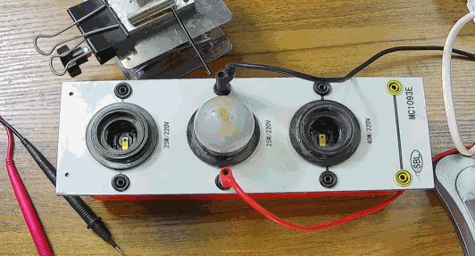 電燈泡內(nèi)通有交流電，為什么看不到燈泡在閃爍？