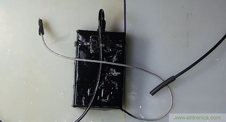 電燈泡內(nèi)通有交流電，為什么看不到燈泡在閃爍？